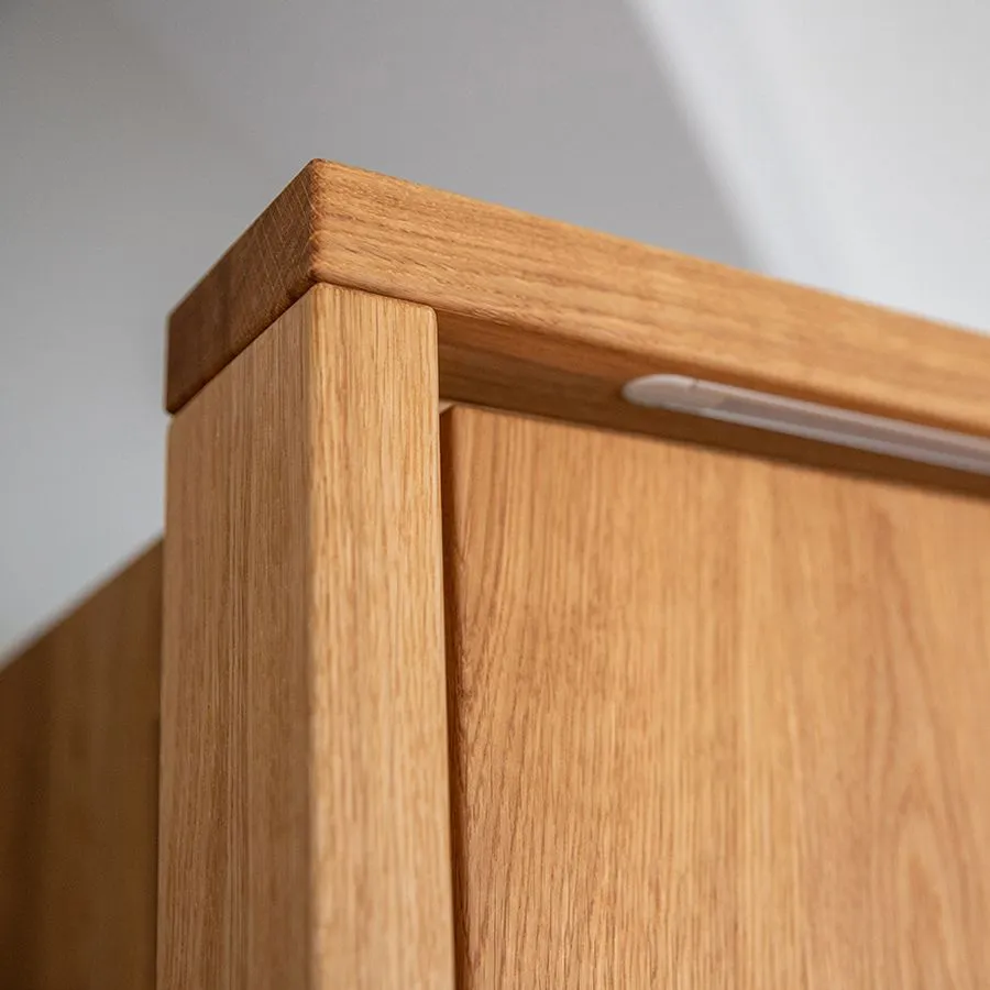 Armoire en chêne massif avec eclairage led  inclus collection Rivaro