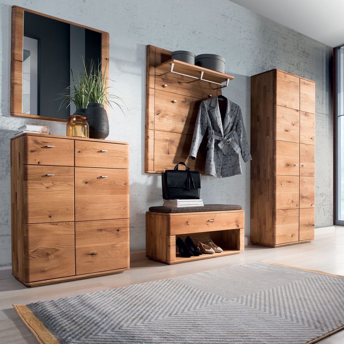 Des meubles en bois naturel, gains de place et très fonctionnels, pour votre hall d'entrée